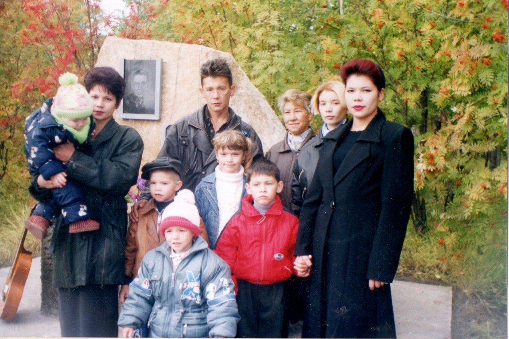 Невестка П.И.Борисова Дарья Петровна с детьми и внуками у памятного камня на площади п. Сеймчан